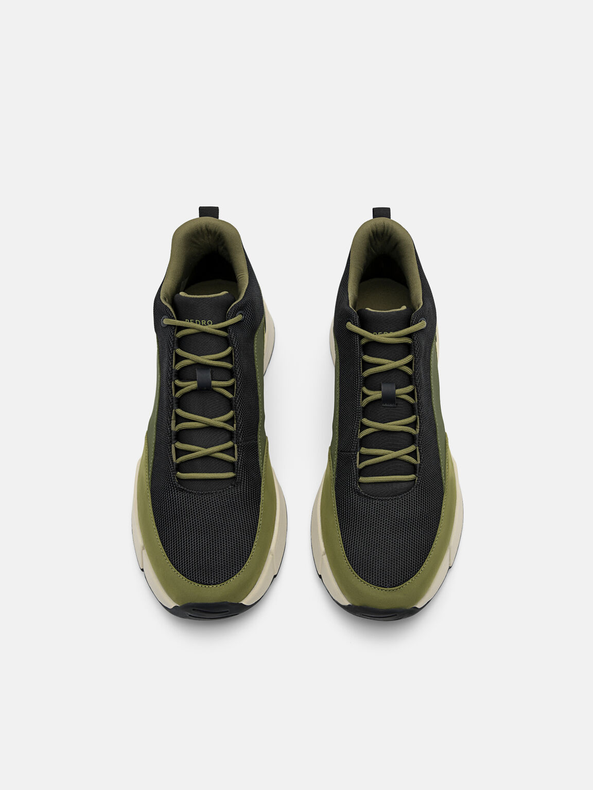 Sepatu kets Surge, 