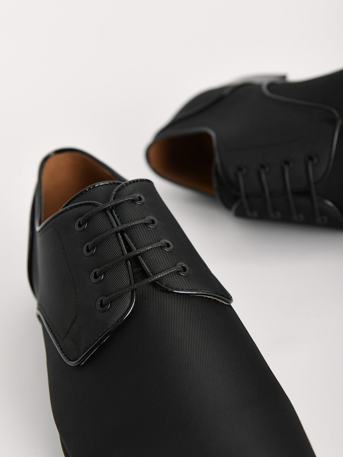 Sepatu Derby Nilon, 