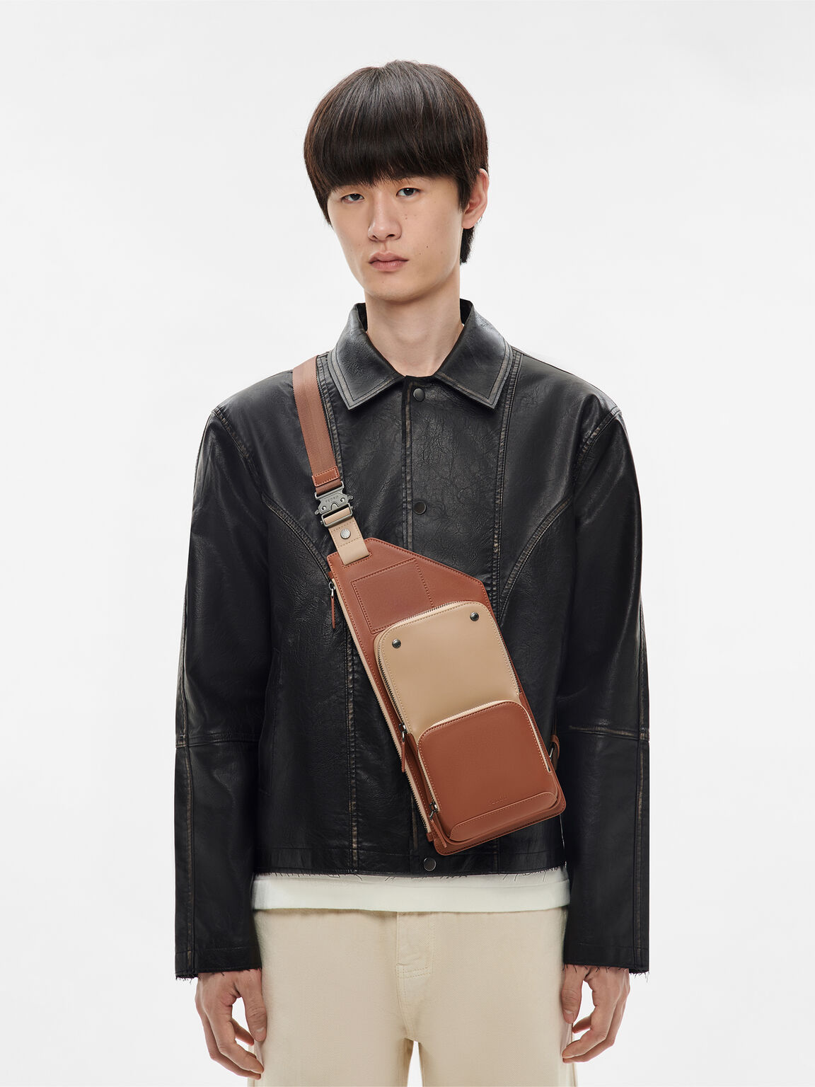 Tas Selempang Kulit, 