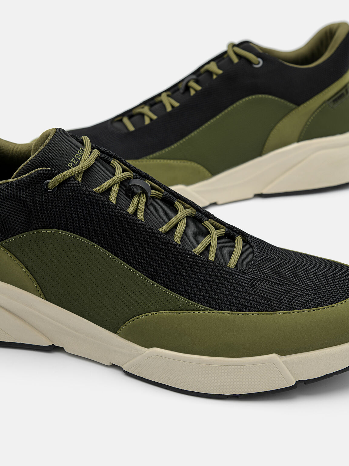 Sepatu kets Surge, 