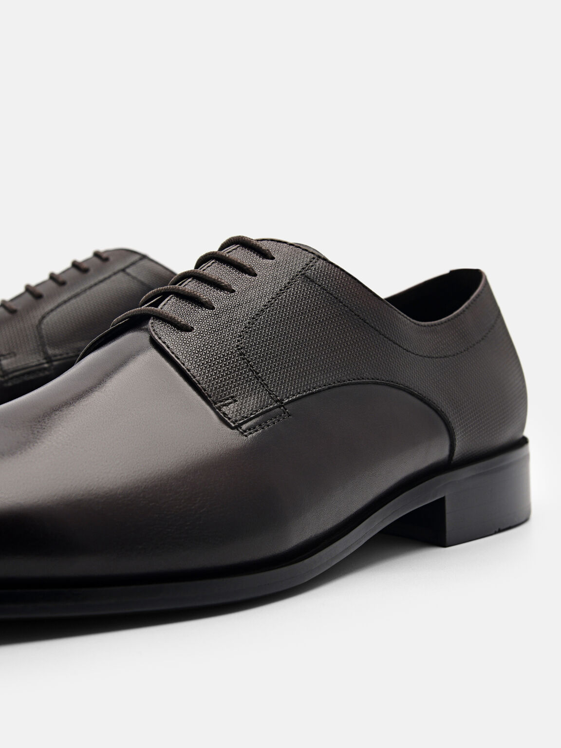 Sepatu Derby Kulit Saffiano, 
