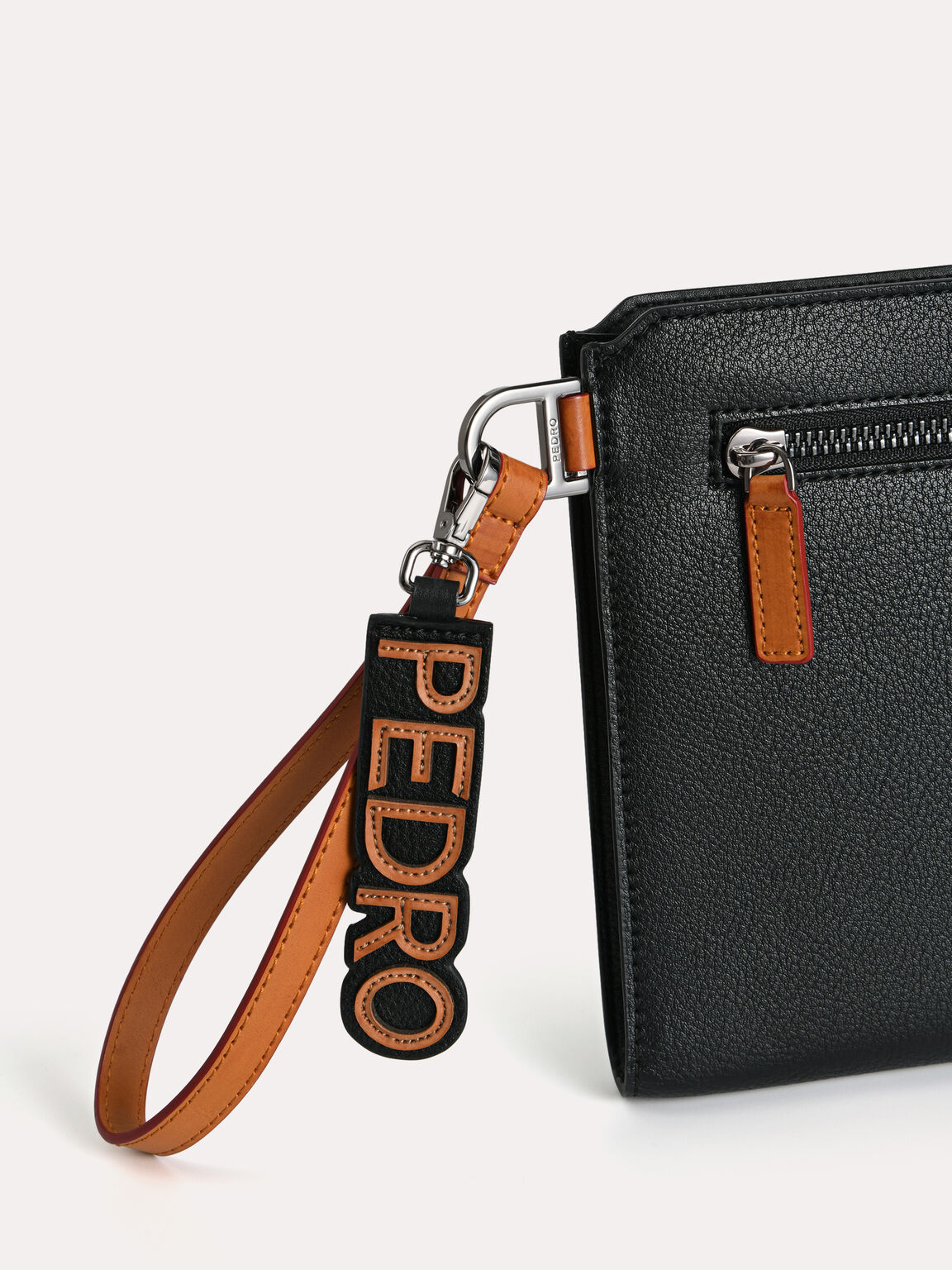 Clutch Bertekstur dengan Gantungan Kunci, 