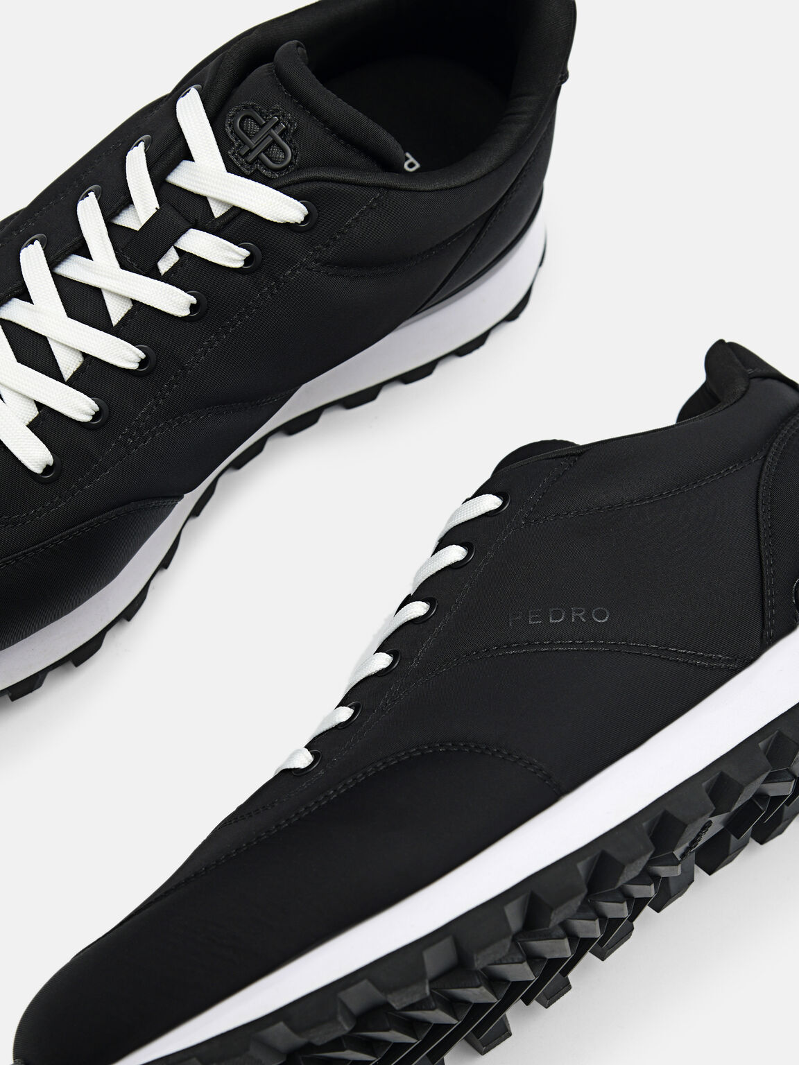 Sepatu Track Nilon, 