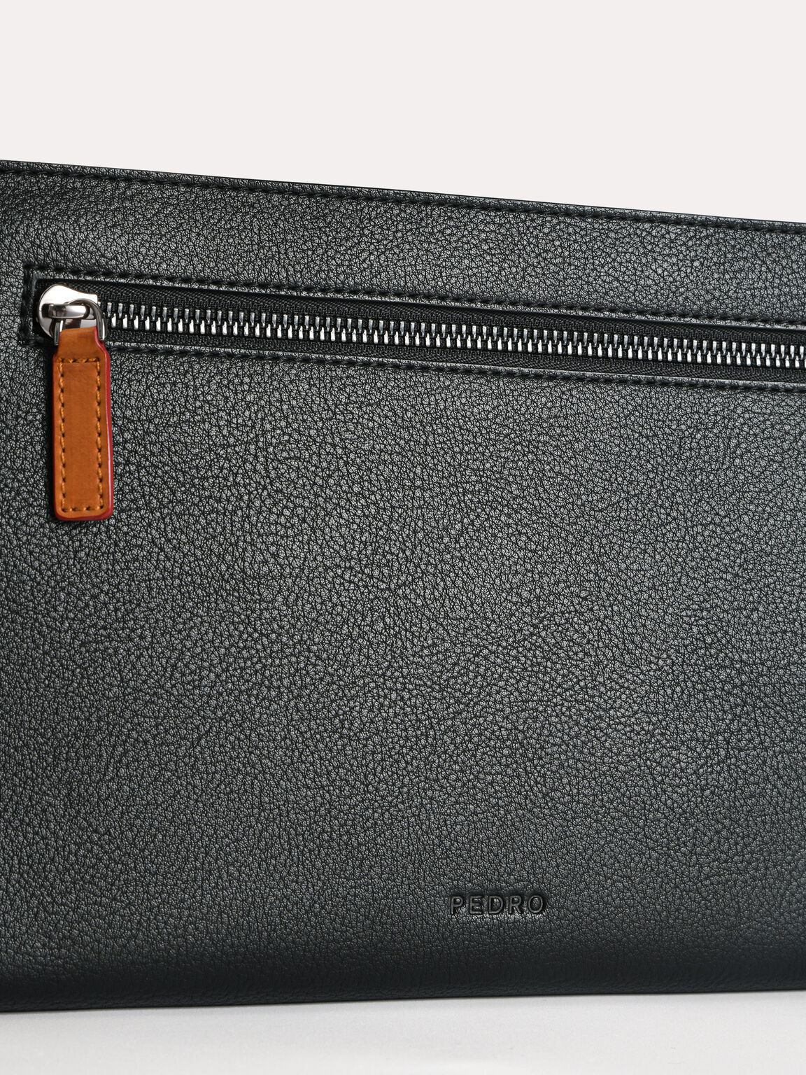 Clutch Bertekstur dengan Gantungan Kunci, 