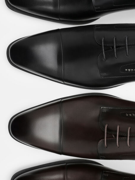 Sepatu Derby Kulit Cap-Toe, 