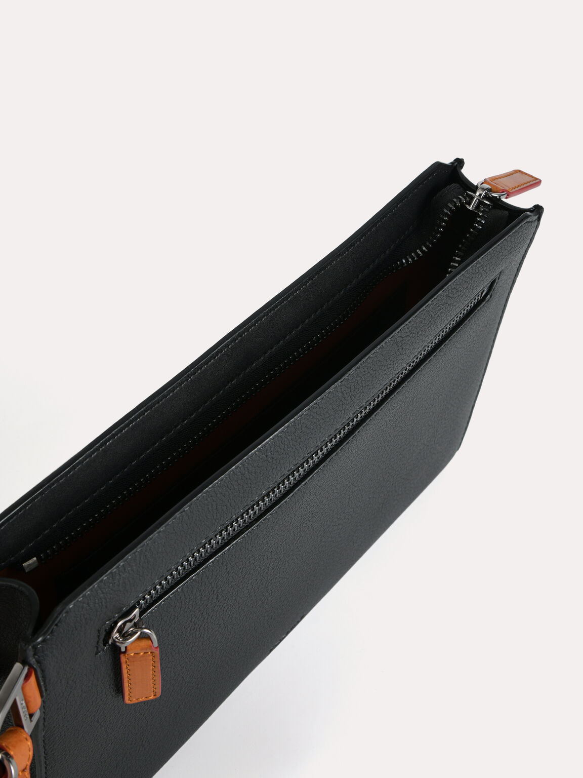 Clutch Bertekstur dengan Gantungan Kunci, 