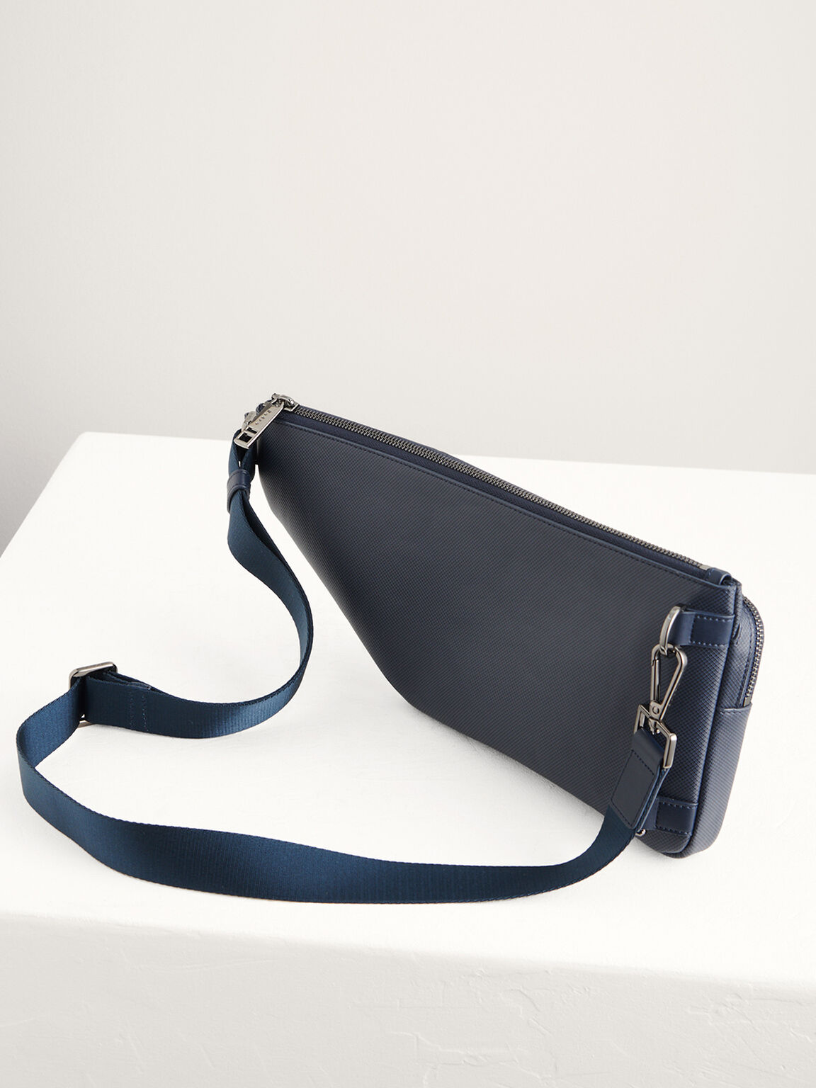 Tas Selempang Timbul, 